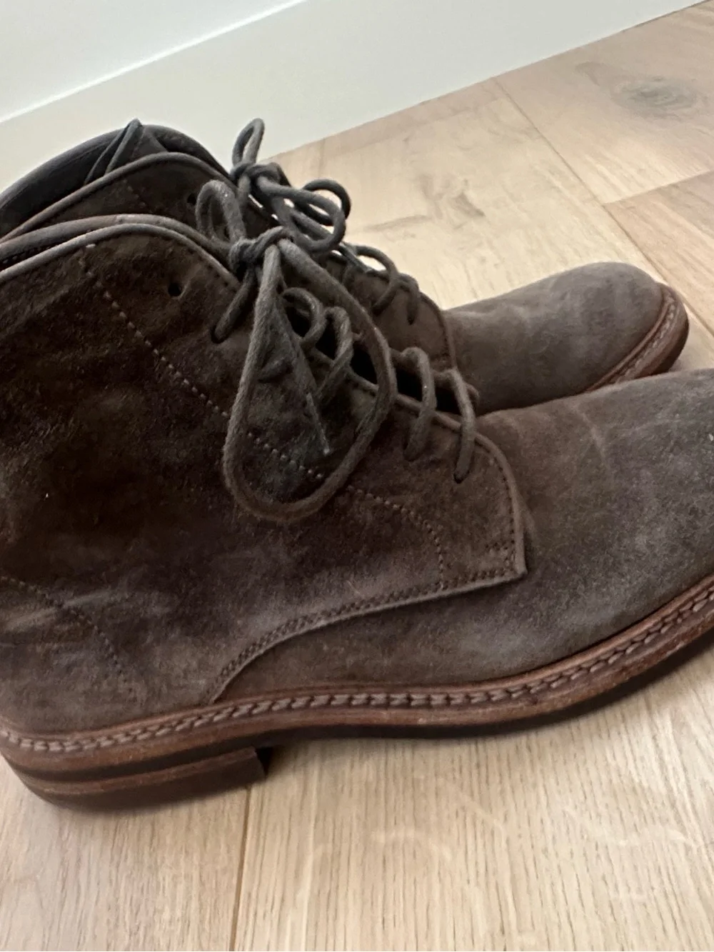 Men’s Suede Chukka Boots — Gray